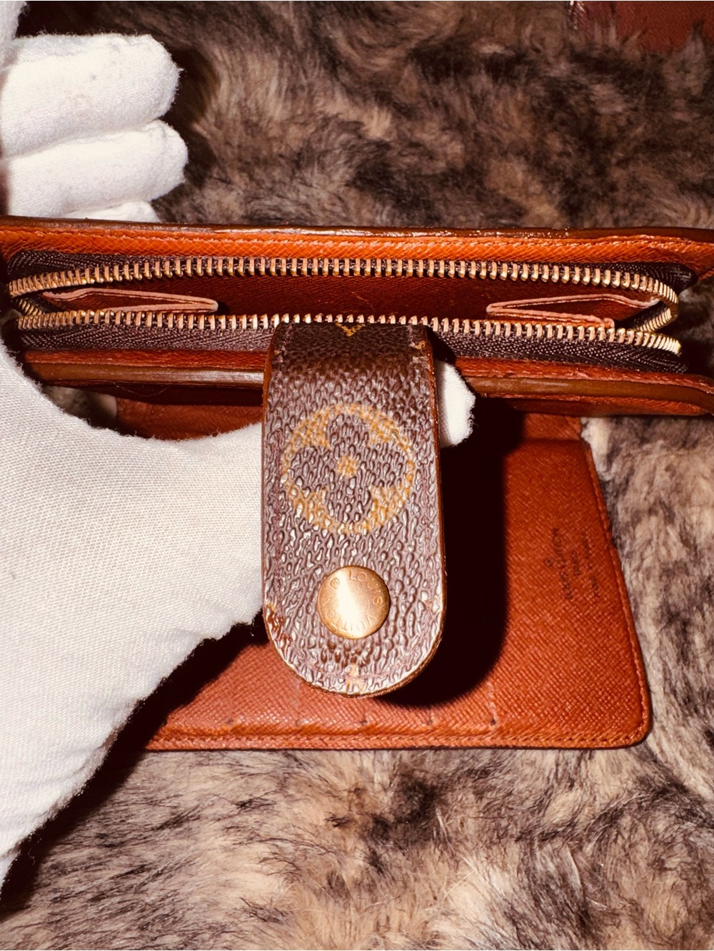 Louis Vuitton Monogram Canvas
Porte
Papier passport wallet ID holder 1999 - Picture 13 of 17